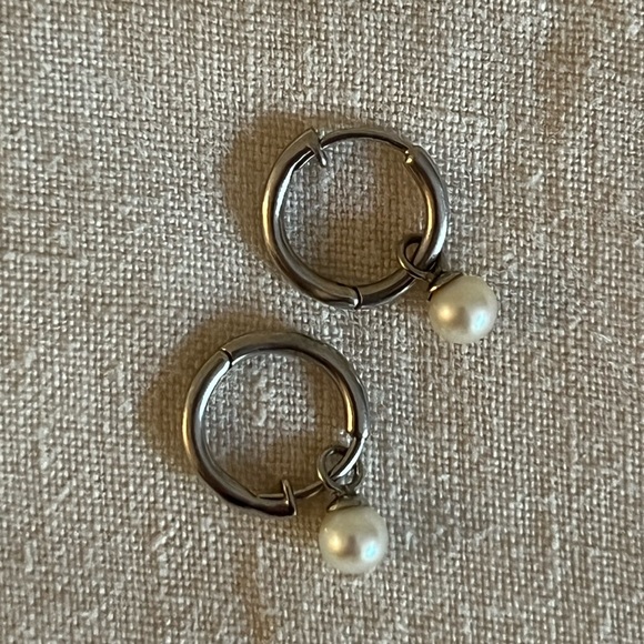 Linjer Pearl Huggie Earrings Silver-Kirsten - Picture 3 of 5